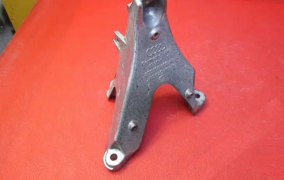 Audi A4 S4 B7 8E 8H Engine mounting bracket 8E0199308AF