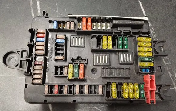 BMW 5 E60 E61 Fuse module 106887