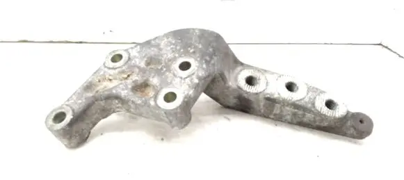 Engine mounting bracket