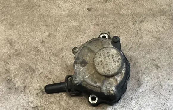 Mercedes-Benz E W212 Vacuum pump A6512300165