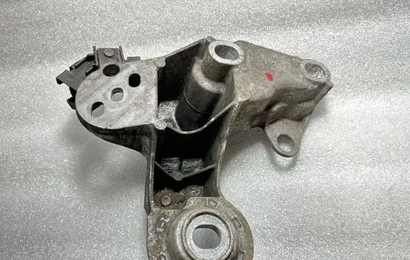 Engine mounting bracket