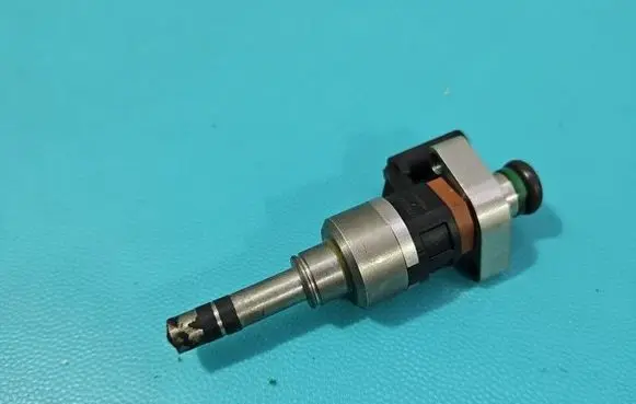 Opel Astra K Fuel injector 55577403 IMPRK1540859