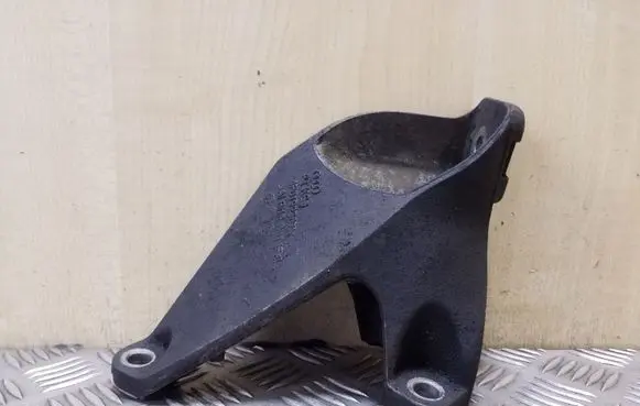 Engine mounting bracket