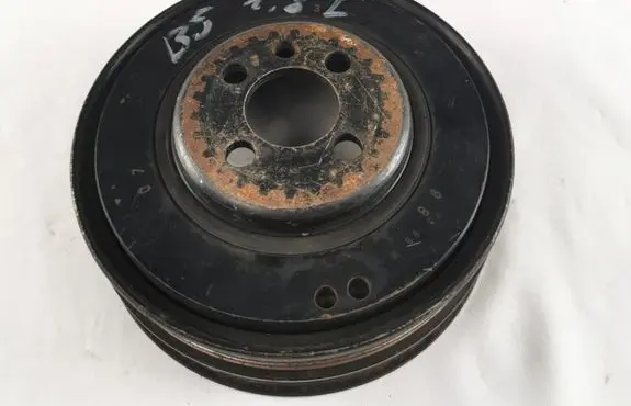 Volkswagen PASSAT B5 Crankshaft pulley 058105251E
