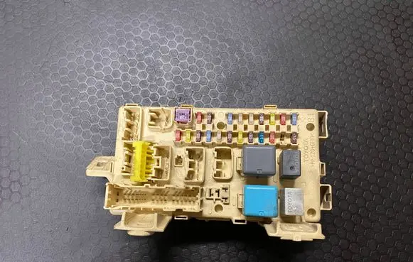 Toyota Avensis T250 Fuse module 82641CA010F 3500302220