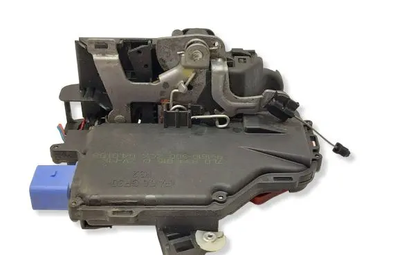 Volkswagen Golf V Rear door lock 7L0839016D