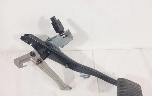 Volvo XC70 Brake pedal 8622064 06W043