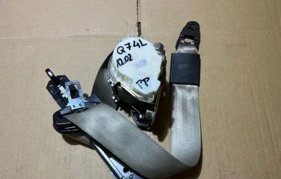 Audi Q7 4L Front seatbelt