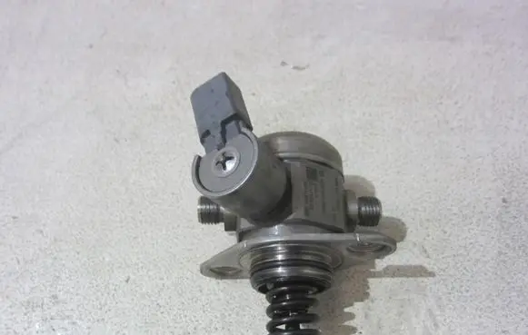 BMW X3 F25 Fuel injection high pressure pump N5513517610761BMW