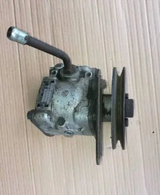 BMW 5 E28 Power steering pump 7671955144