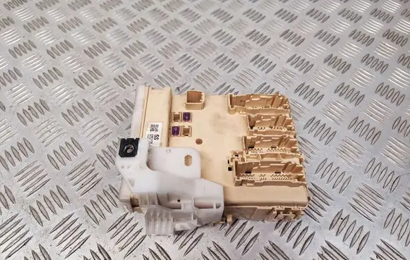 Toyota Auris E180 Fuse module 8273012X81 8267212450