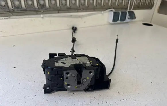 Renault Master III Front door lock