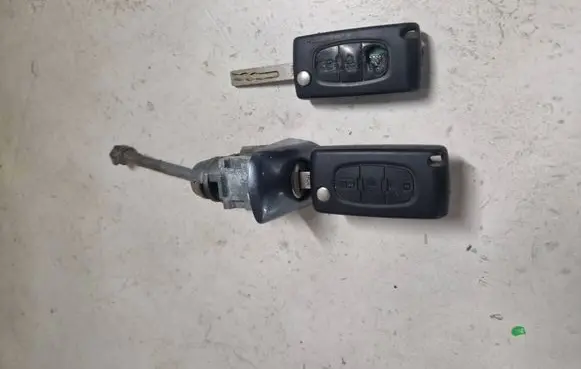 Citroen C4 Grand Picasso Front door lock (next to the handle) 