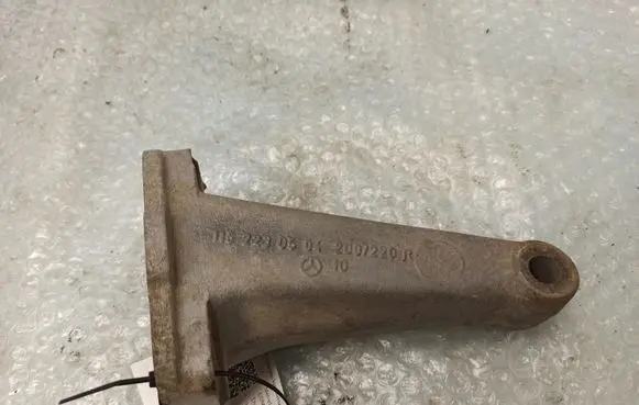 Mercedes-Benz COMPAKT W115 Engine mounting bracket 1152230504