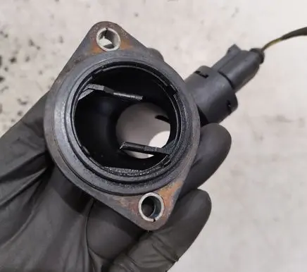 Volkswagen Golf V Engine coolant pipe/hose 03G121121D
