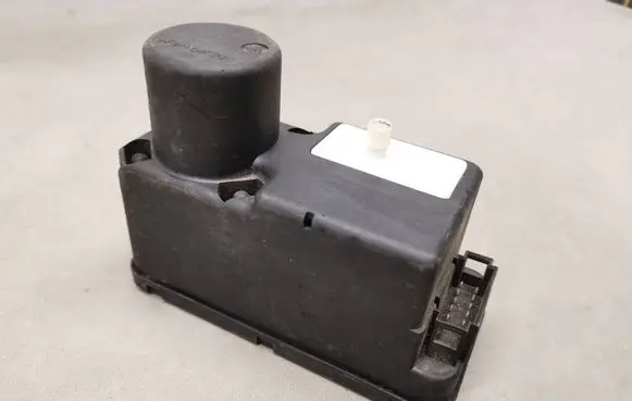 Volkswagen PASSAT B4 Central locking vacuum pump 1H0962257G