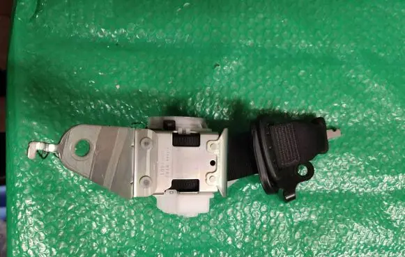 Middle seatbelt (rear)