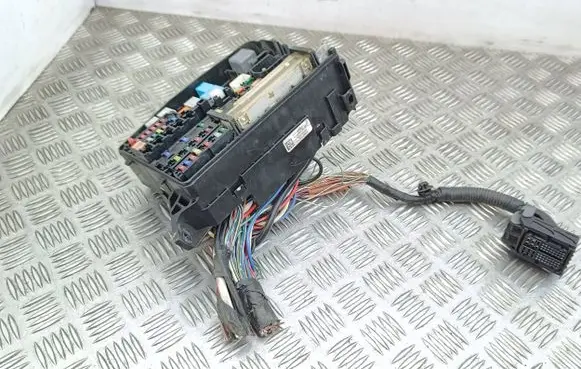 Toyota Avensis T270 Fuse box set 8211105J71