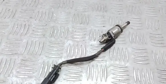 Volvo XC60 Fuel injector 31303495