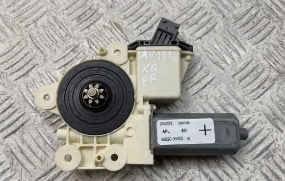 Toyota Avensis T250 Front door window regulator motor 6982005050 994023