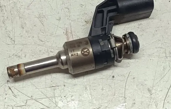 Volkswagen Tiguan Fuel injector 03C906036M