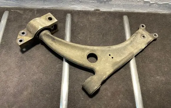 Volkswagen PASSAT B6 Front lower control arm/wishbone 3C0407153B