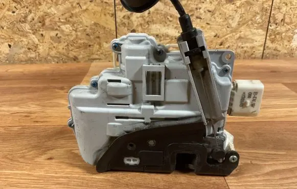 Audi A6 S6 C6 4F Front door lock 4F1837015