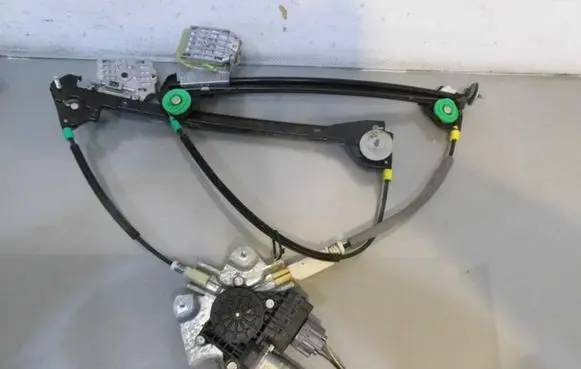 Ford Mustang V Front window lifting mechanism without motor