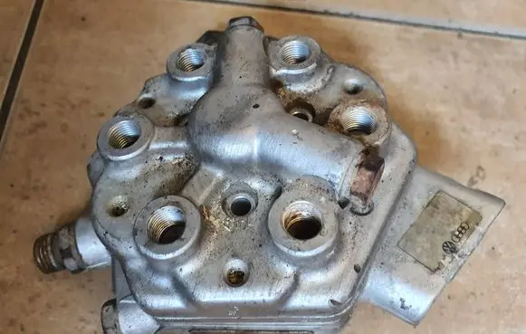 Audi 80 90 B3 Fuel distributor 0438101038