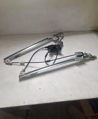 Mercedes-Benz Vito Viano W639 Front door window regulator motor 0130821940