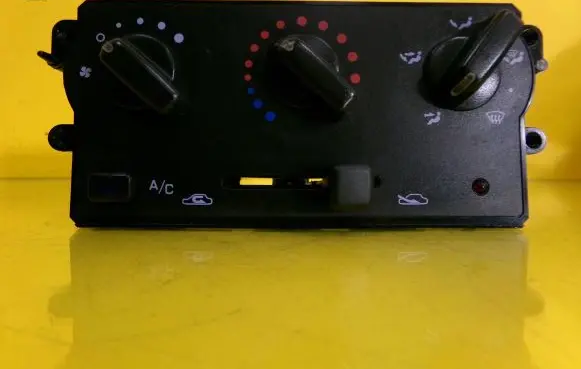 Nissan Primera Climate control unit 7040230732