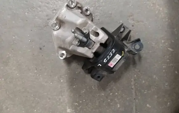 KIA Ceed Engine mount bracket 21830J3000