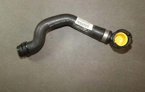 Volkswagen Touran III Engine coolant pipe/hose 5QA815369