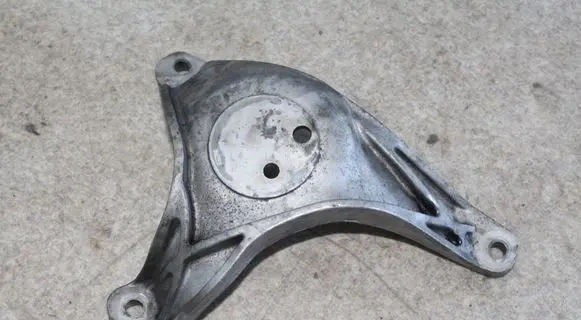 BMW 5 E39 Engine mounting bracket 1096080