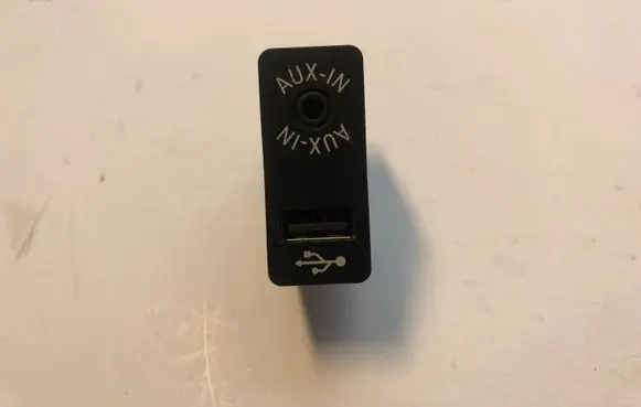 BMW 4 F32 F33 AUX in-socket connector 9229247 94109229247 9410922924702