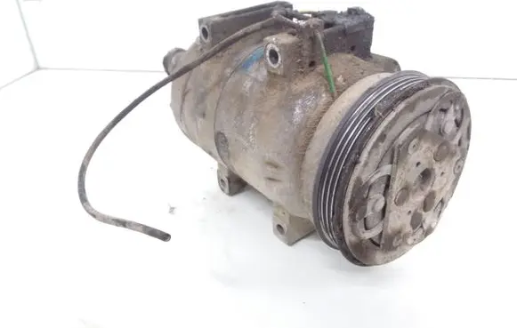 Volkswagen PASSAT B5 Air conditioning (A/C) compressor (pump) 8D0260805