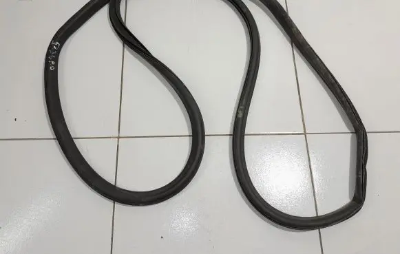 Opel Astra K Front door rubber seal 39071818