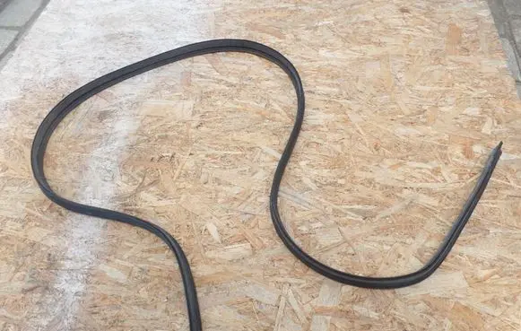 Opel Corsa D Front door rubber seal 13188999