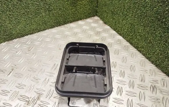 Renault Koleos II Quarter panel pressure vent 768045HA0A