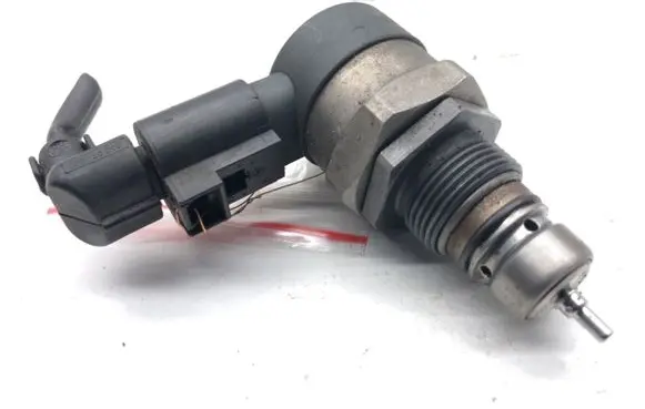 Volkswagen PASSAT B7 Fuel pressure regulator 057130764AB