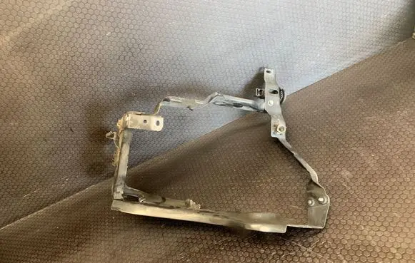 Mercedes-Benz C W204 Headlight/headlamp mounting bracket A2046200191