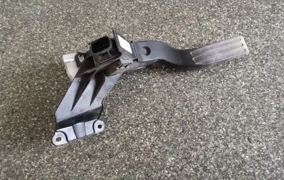 Ford Mondeo Mk III Accelerator throttle pedal 2S719F836DA
