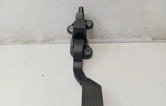 Mitsubishi Outlander Accelerator throttle pedal 1600A115