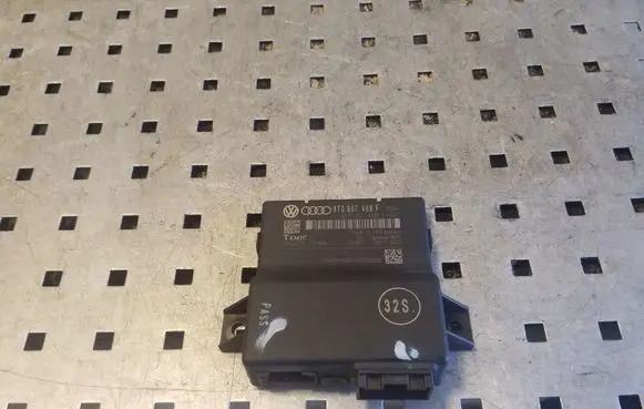Audi A5 8T 8F Gateway control module 8T0907468F