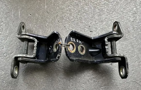 Nissan Patrol Y61 Rear door hinge set 824002J000