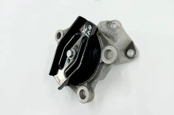 Engine mount vacuum valve