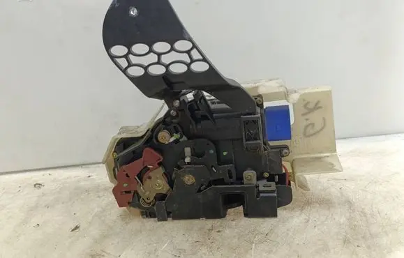 Volkswagen Touareg I Rear door lock 3D4839015 971207101