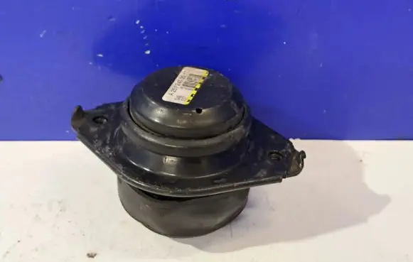 Mercedes-Benz R W251 Engine mount bracket A2512403517