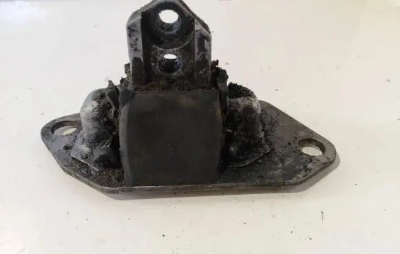 Volvo S60 Engine mount bracket 30748811