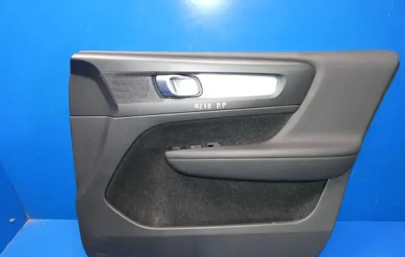 Volvo XC40 Front door card panel trim